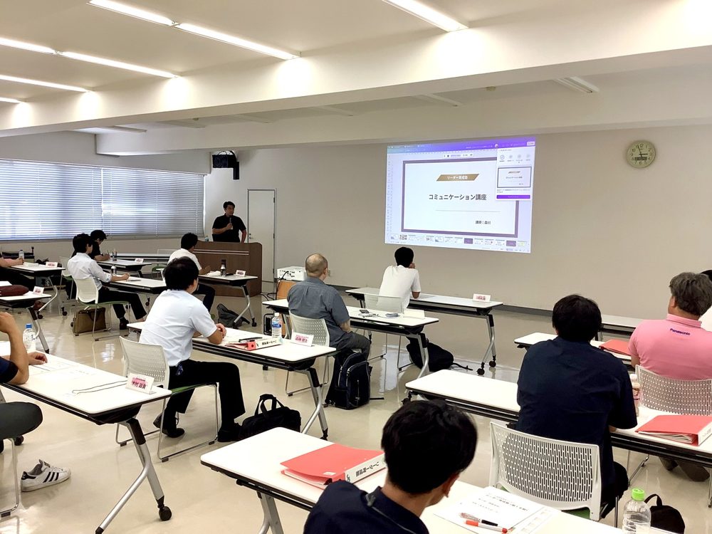 会議室で行っている研修の様子